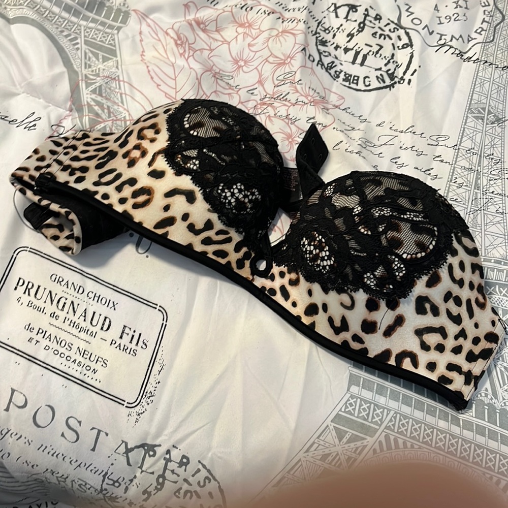 Victoria’s Secret bombshell, strapless bra